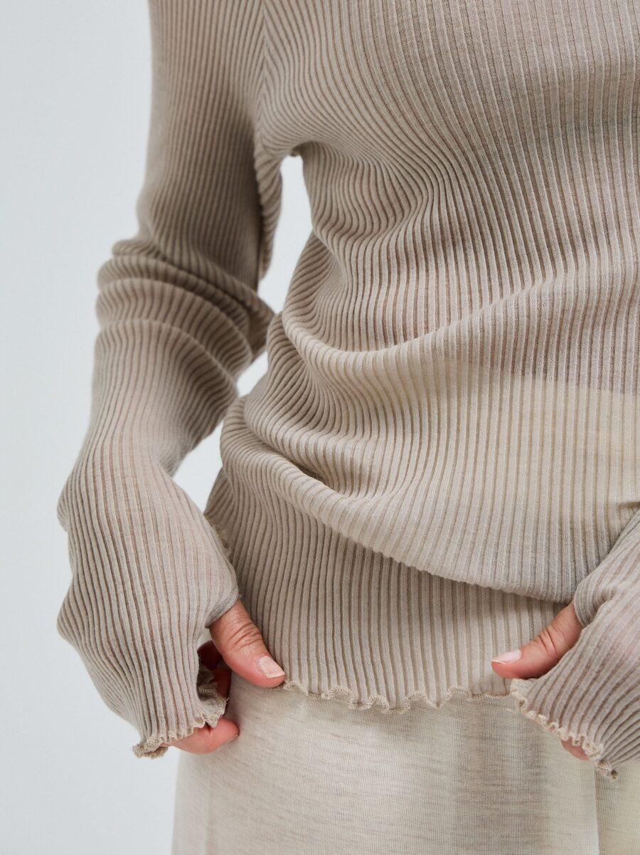 SEAMLESS BASIC Merinowolle Fiori Bluse Beige – Bild 4