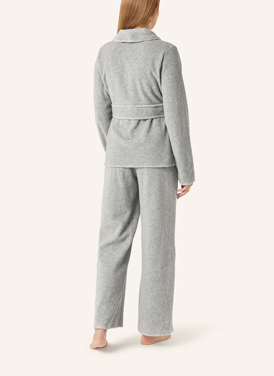 YELLAMARIS Hausjacke aus Fleece Hellgrau mit Rosa Nähten 3 YELLAMARIS Hausjacke aus Fleece Hellgrau mit Rosa Nähten – Bild 3