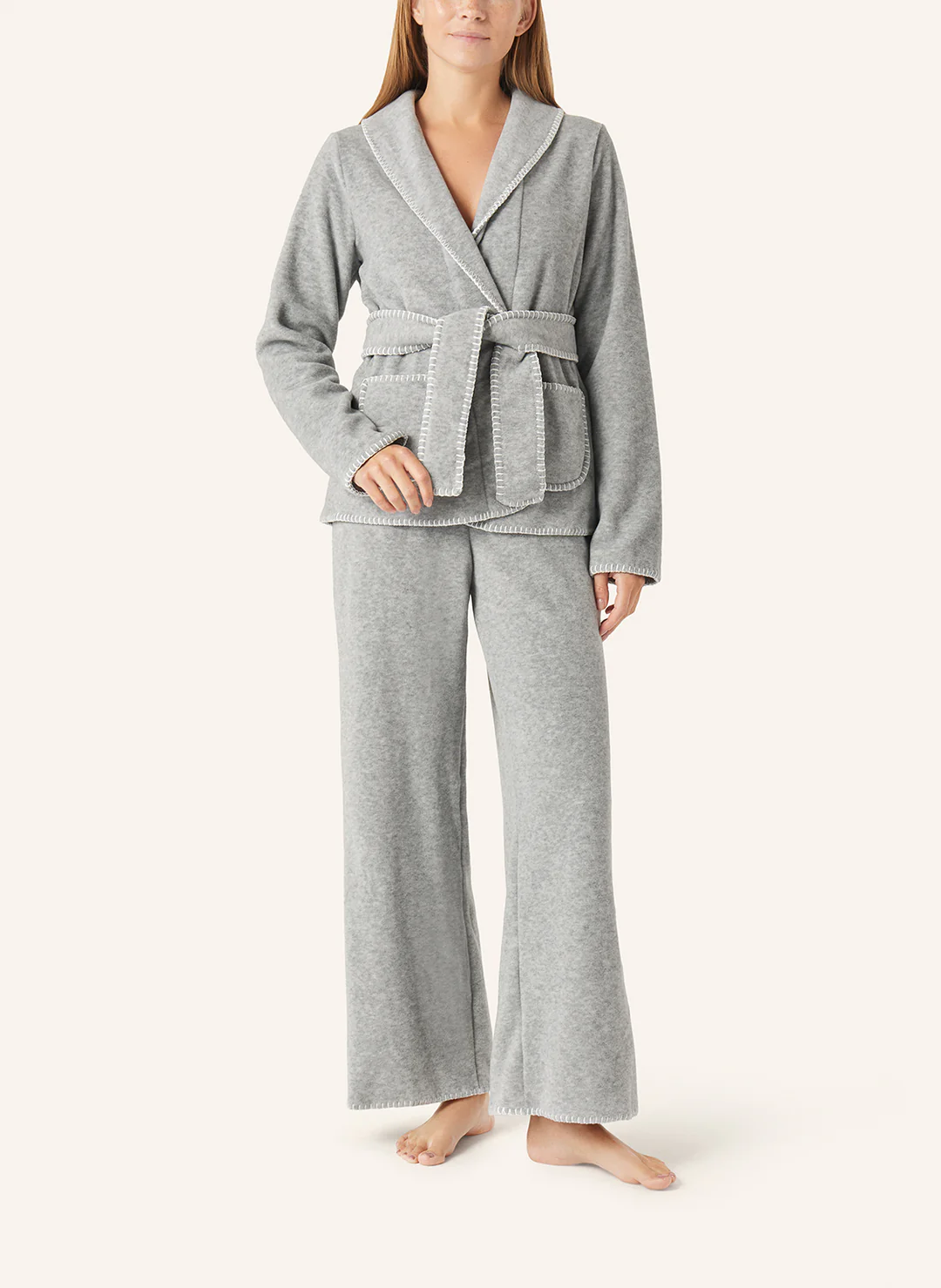 YELLAMARIS Hausjacke aus Fleece Hellgrau mit Rosa Nähten 2 YELLAMARIS Hausjacke aus Fleece Hellgrau mit Rosa Nähten – Bild 2